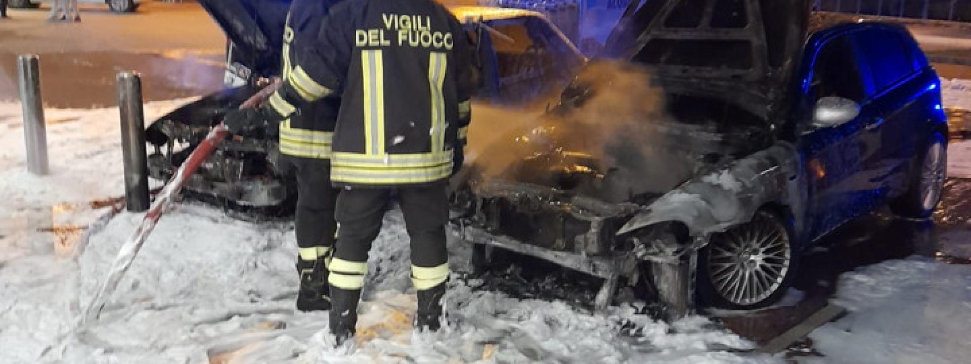 Marche - Due auto in fiamme nel parcheggio davanti ad Acqua & Sapone