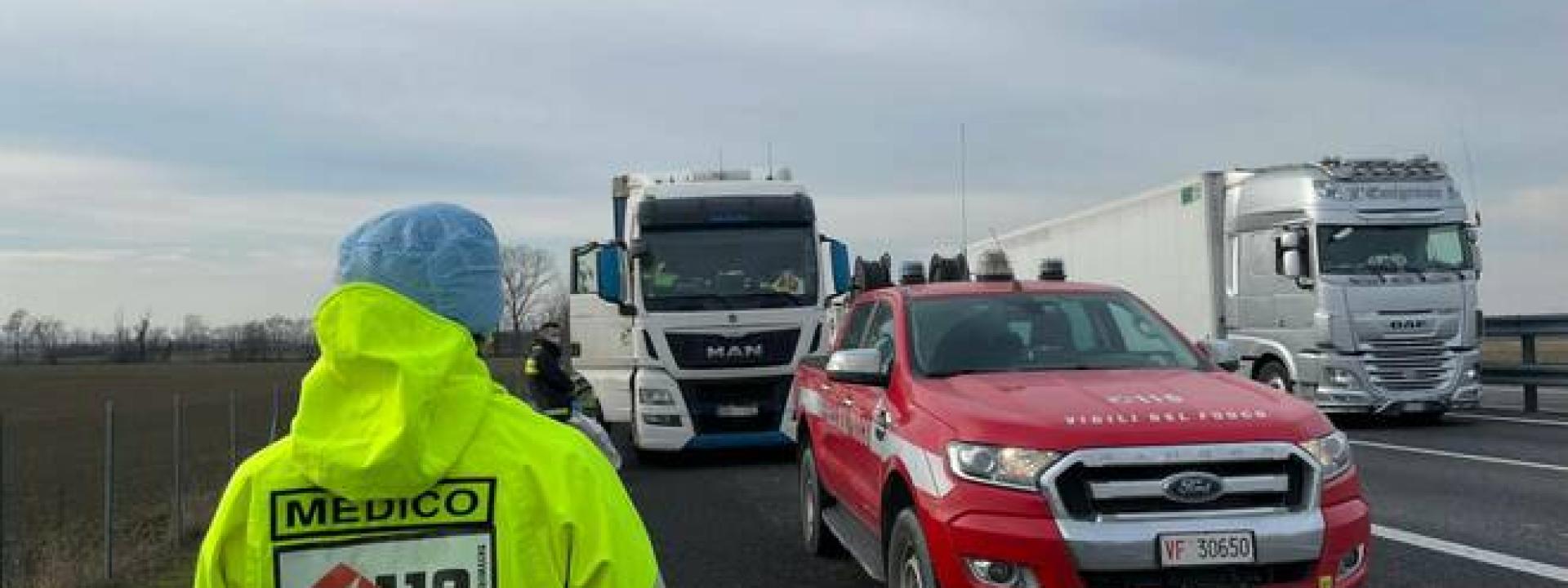 Camionista di 54 anni trovato morto nel suo tir