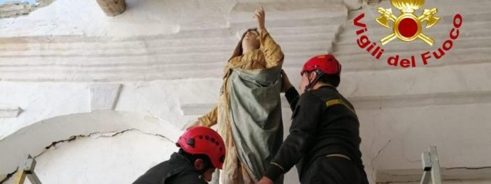 Marche - I vigili del fuoco recuperano opere d'arte nella chiesa lesionata dal sisma