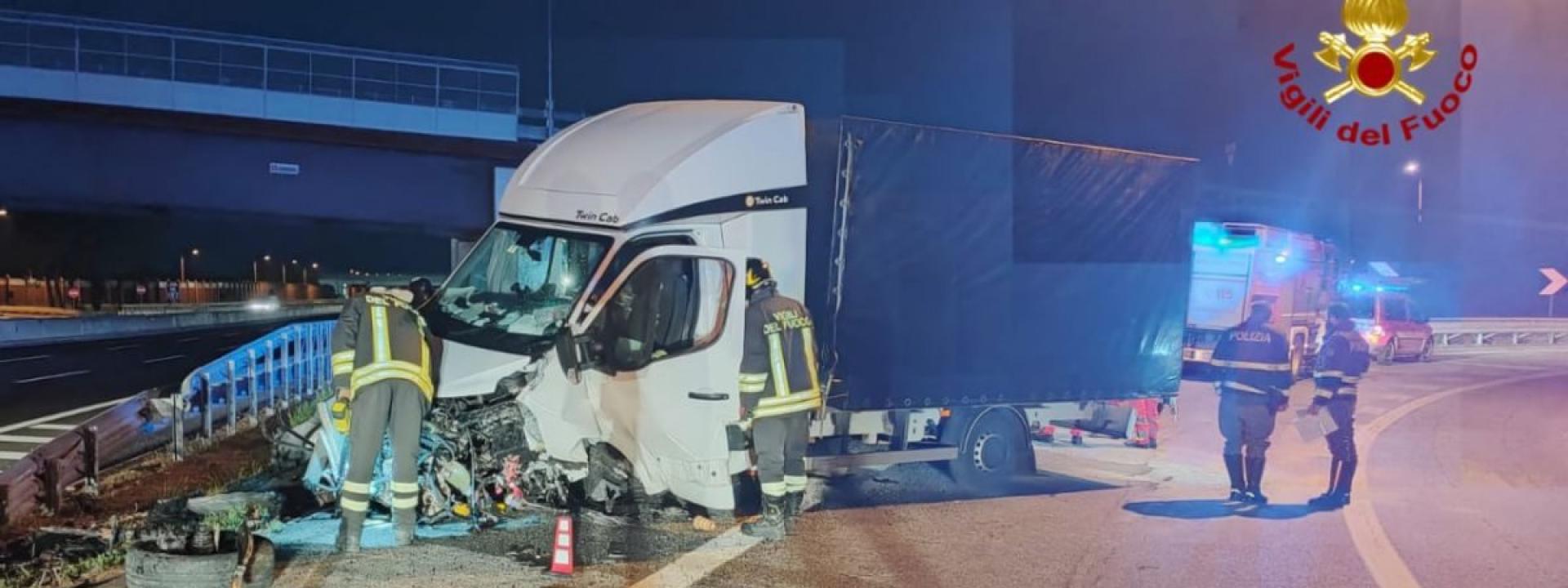 Marche - Sbanda col furgone e si schianta contro il guardrail