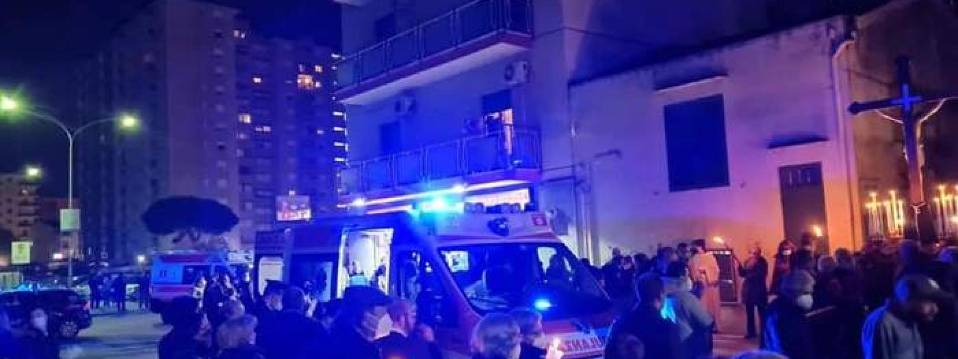 Crolla un palo della luce durante la processione: grave una donna