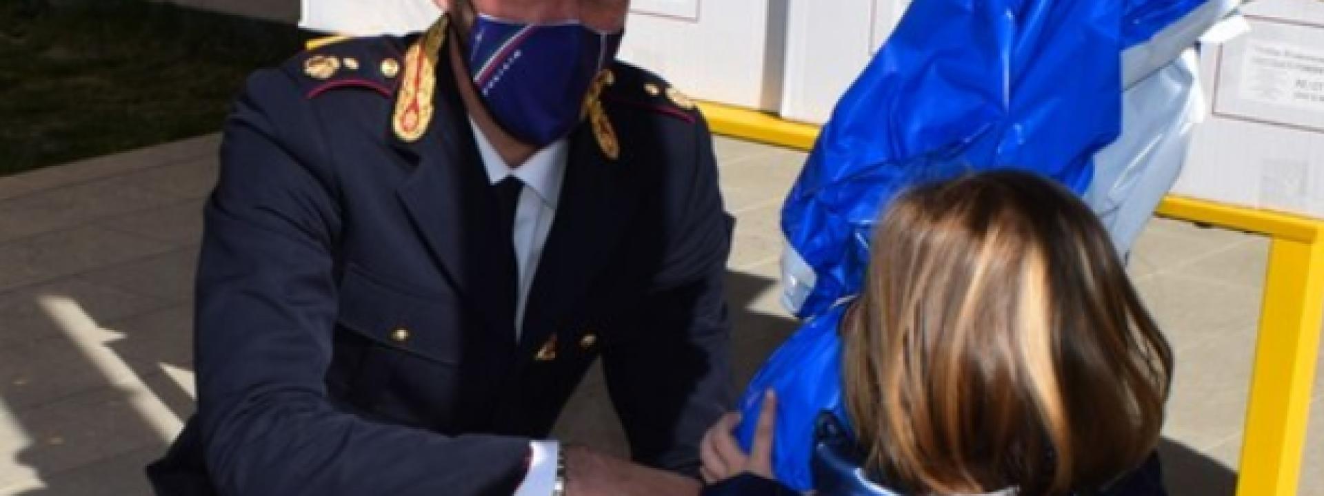 Marche - La Polizia dona uova di Pasqua ai bambini terremotati