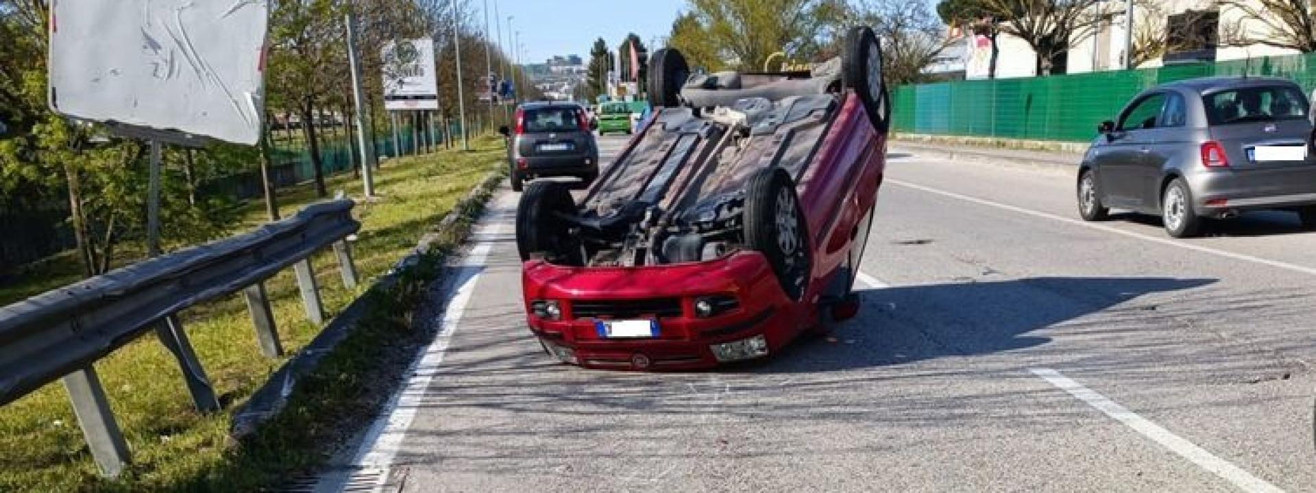 Marche - L'auto si ribalta in mezzo alla strada: paura per madre e figlia