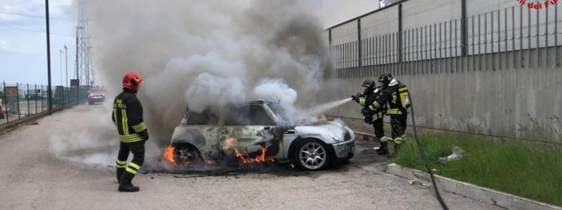 Marche - Auto si incendia nel piazzale del cimitero