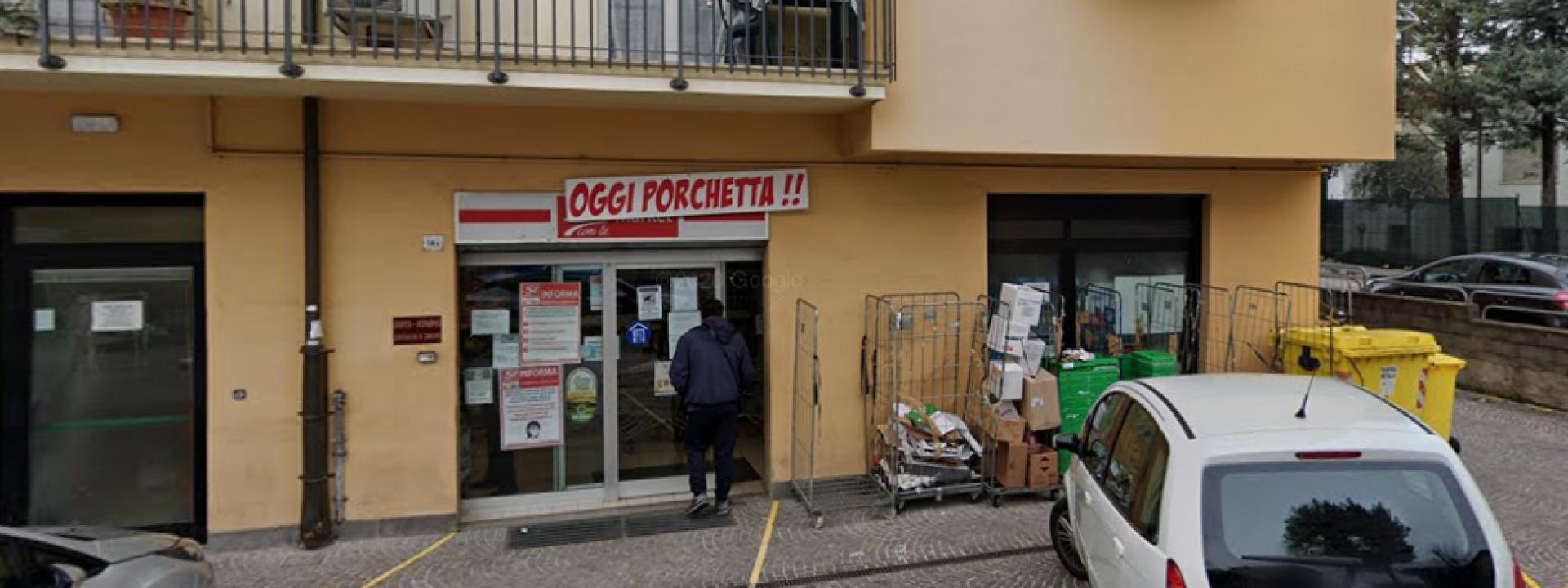 Marche - Rapina choc al supermercato: bandito col coltello fa stendere tutti per terra