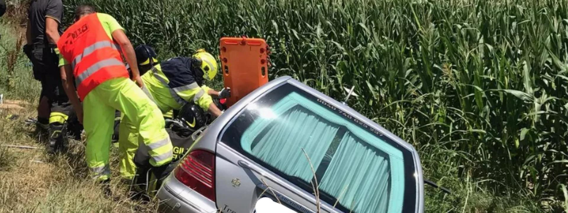 Marche - Il carro funebre col feretro finisce fuori strada