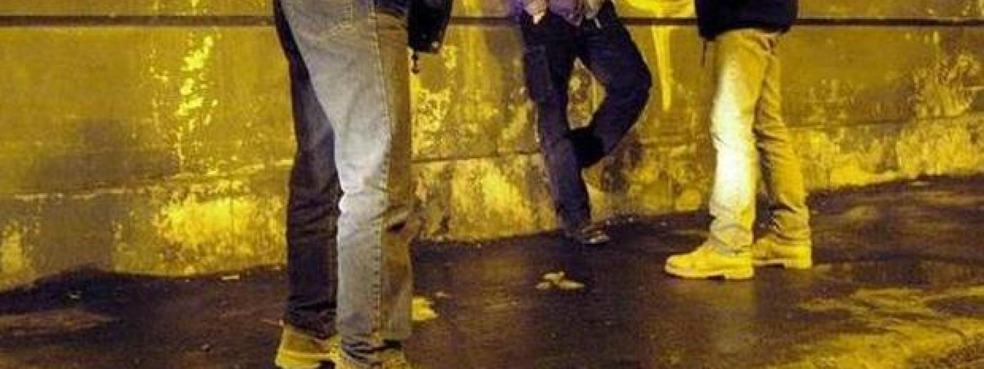 Quattordicenne accoltellato senza motivo da una baby gang: è grave