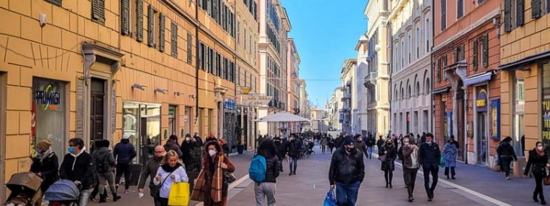 Marche - Prova a derubare di 10 euro una quindicenne, poi colpisce al volto lo zio arrivato a difenderla