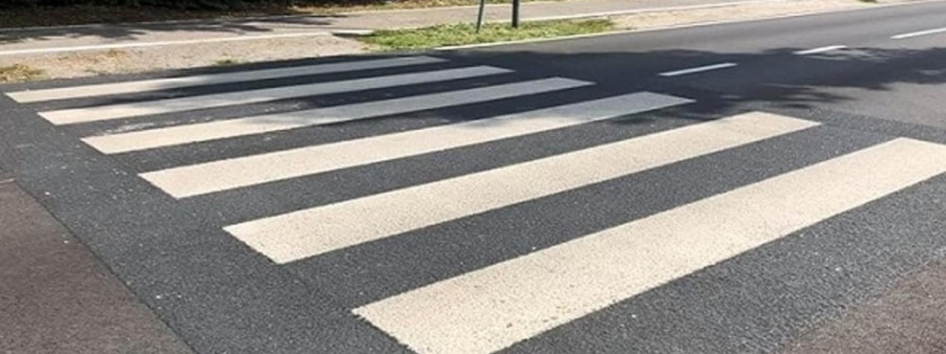 Lascia la mano del papà mentre attraversano: bimbo di 4 anni travolto da una moto