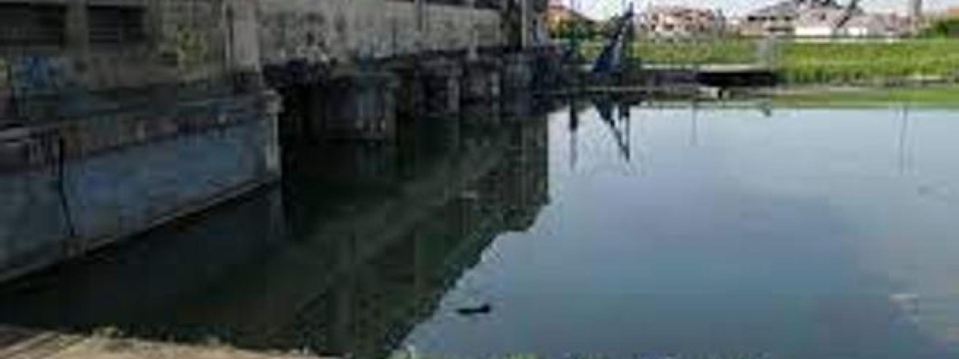 Il manubrio si impiglia sul ponte, ciclista finisce in acqua e muore annegato