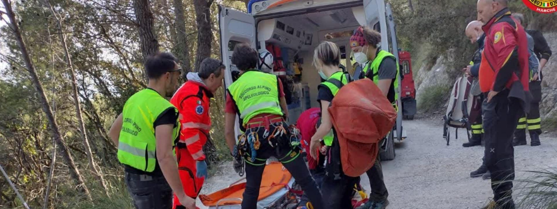 Marche - Donna scivola sul sentiero del Conero e non riesce a rialzarsi: salvata dal Soccorso Alpino