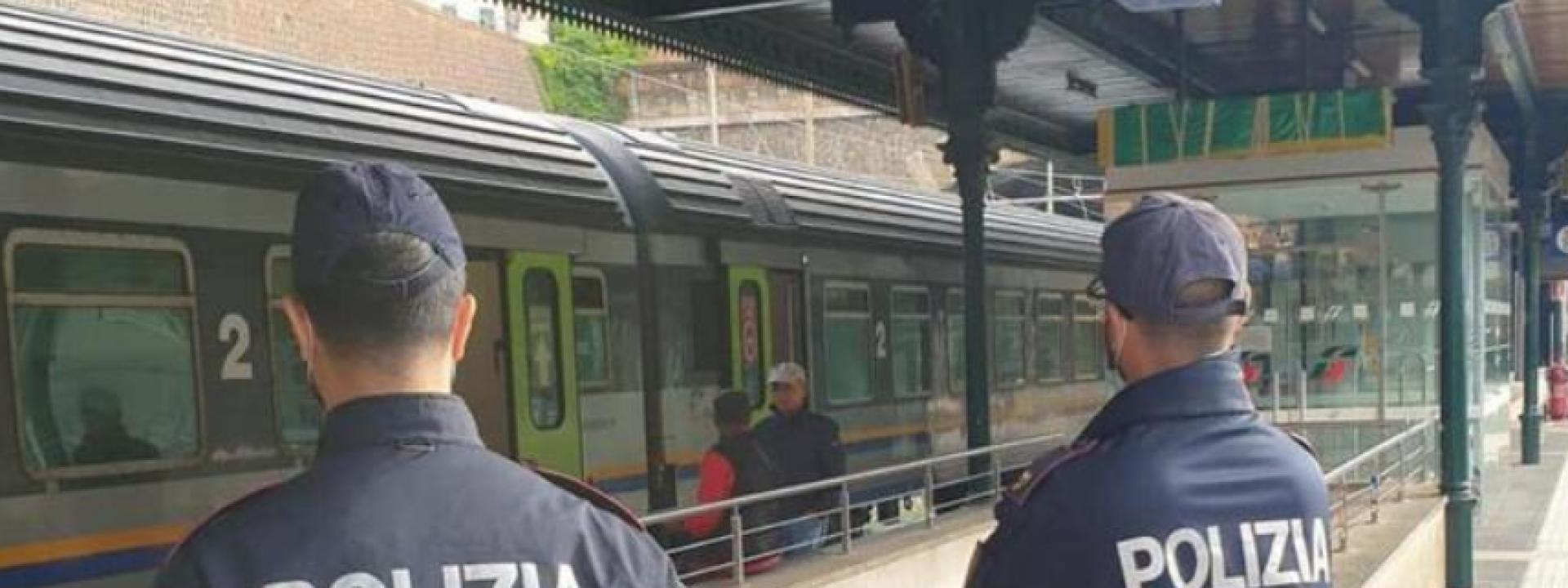 Turisti si rifiutano di lasciare il posto in treno riservato ai disabili