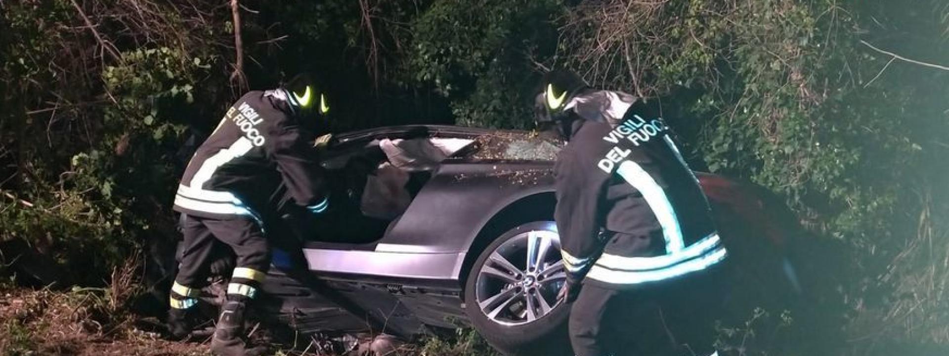 Marche - L'auto sbanda e finisce nel fossato: gravi due giovani