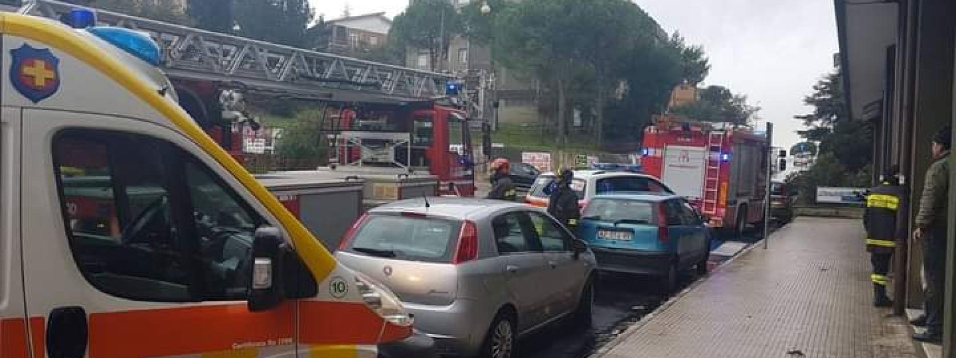 Marche - Chiusi per ore dentro l'ascensore del centro commerciale: apprensione per due minori