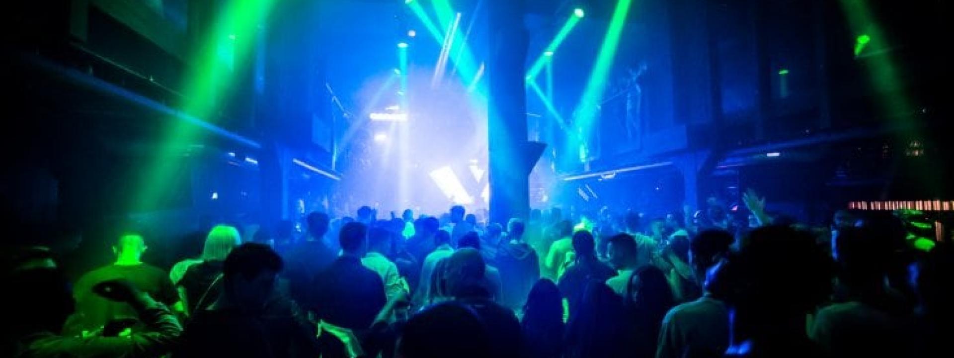 Marche - Giovane russo accoltellato fuori dalla discoteca: si fa curare 5 ore dopo