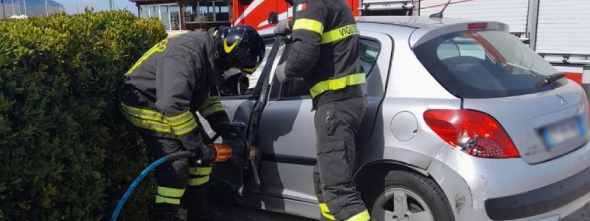 Marche - Violento scontro fra due auto: un ferito estratto dalle lamiere