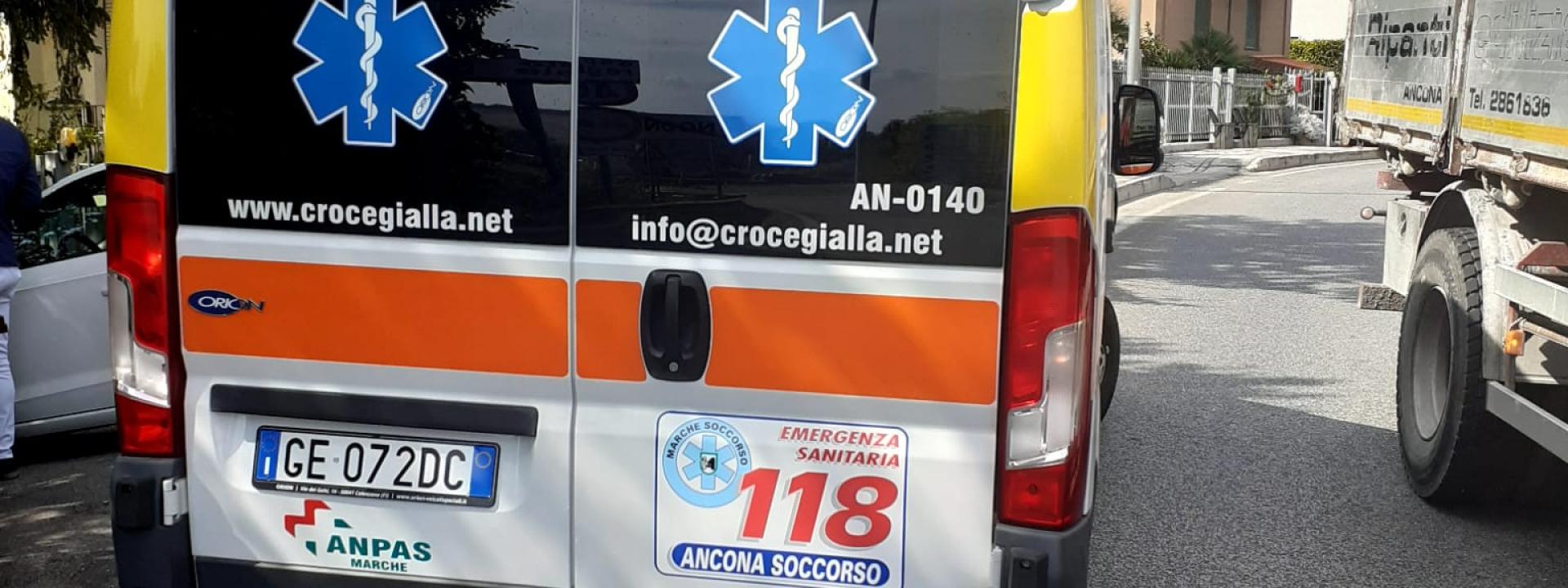 Marche - Trentenne accusa un malore mentre imbocca la rotatoria portato a Torrette