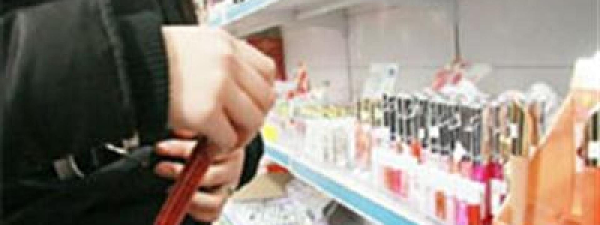 Marche - Ricercato per aver violato il foglio di via, viene fermato mentre ruba un profumo