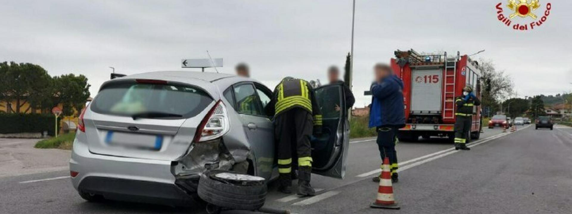 Marche - Incidente sulla Statale, donna estratta dall'abitacolo dai vigili del fuoco