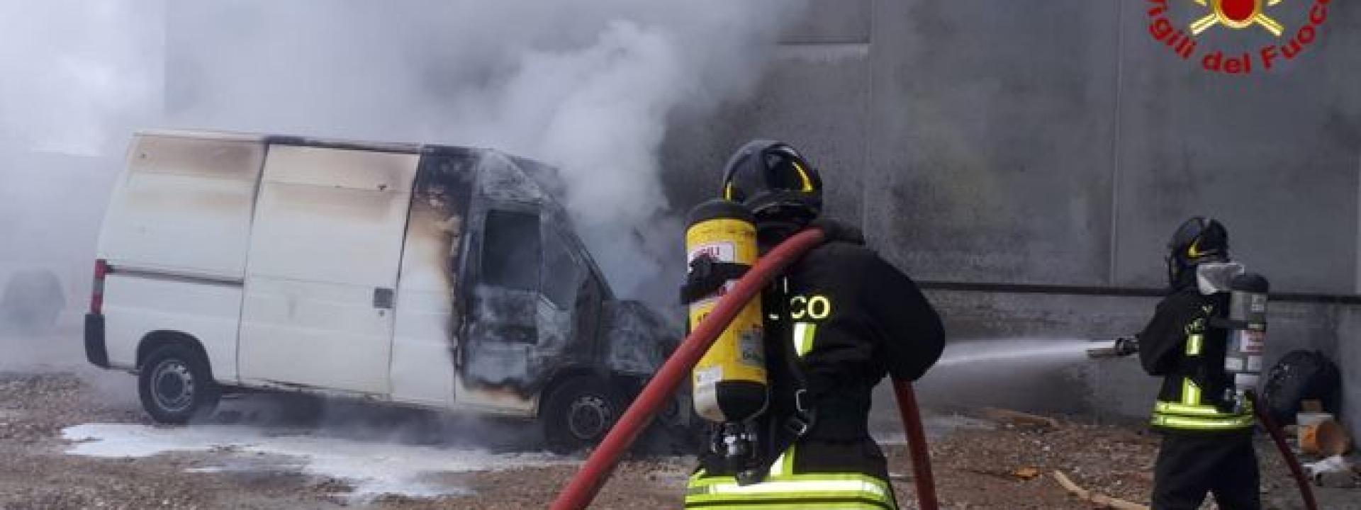 Marche - Furgone in fiamme, mezzo distrutto