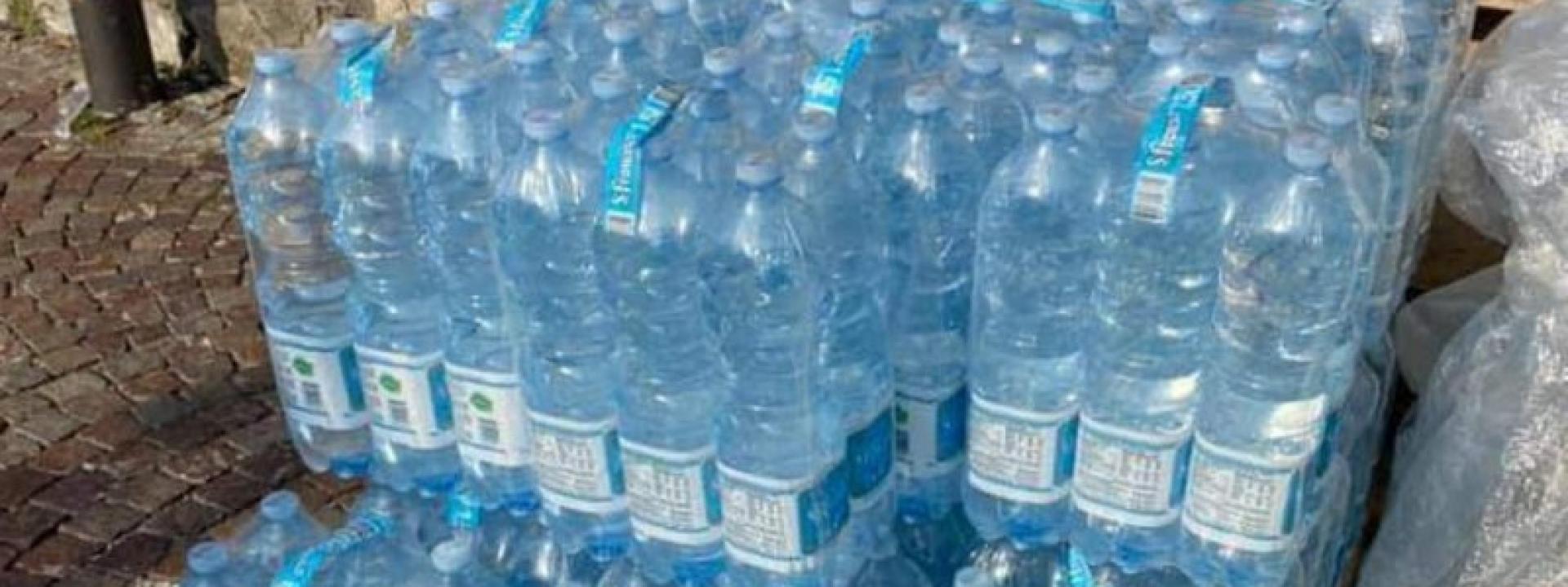 Muore a 47 anni mentre cerca di rubare bottigliette d'acqua: si scatena l'odio del web