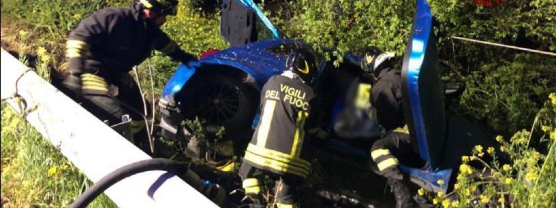 Marche - L'auto sbanda e finisce contro un albero: guidatore tirato fuori dai vigili del fuoco