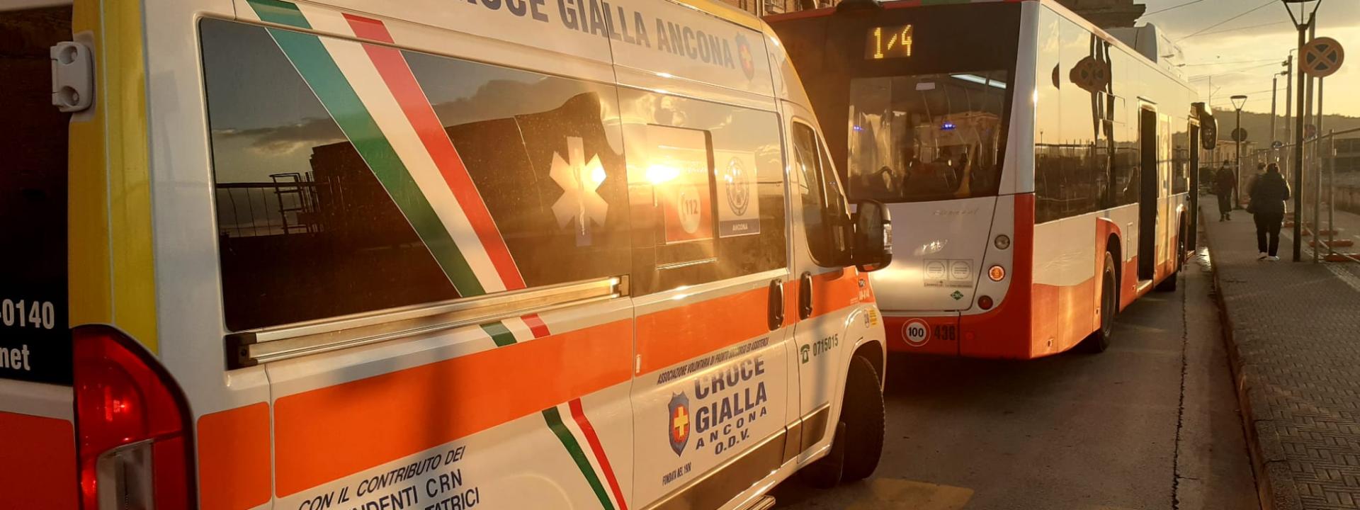 Marche - Sviene davanti agli altri passeggeri: paura sul bus urbano per un 28enne