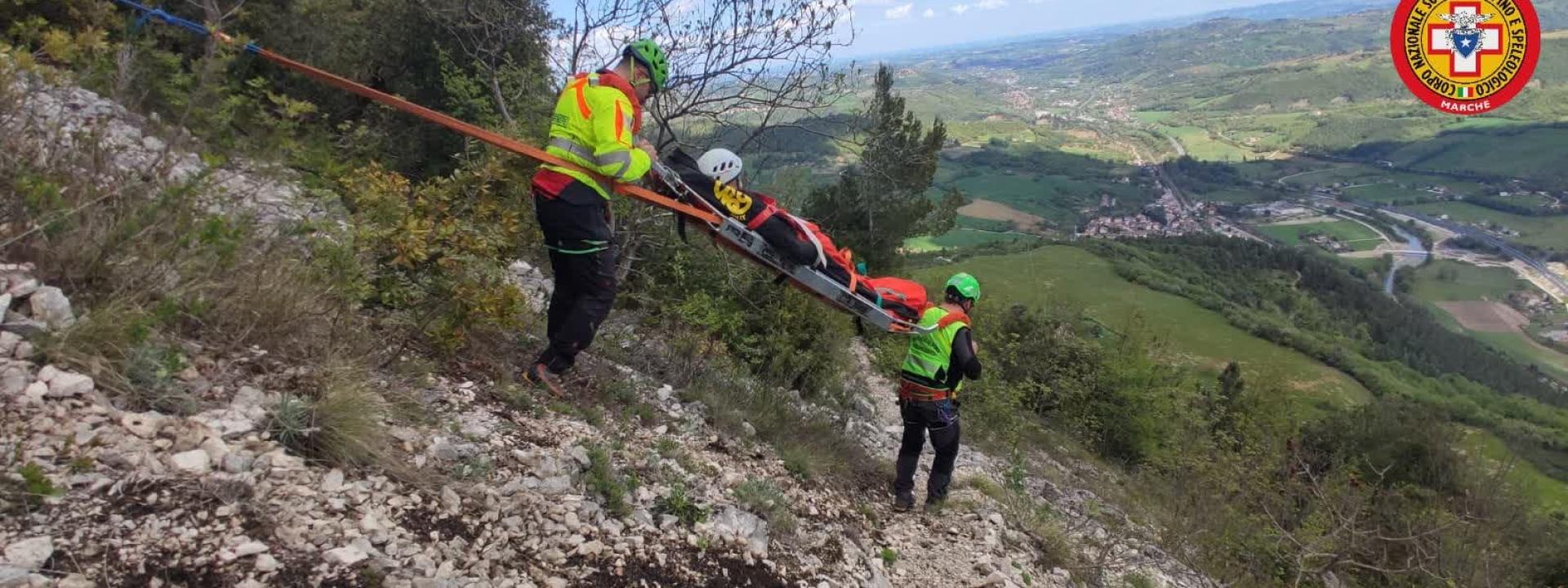 Marche - Perde la presa durante l'arrampicata, salvato dai riflessi del compagno di cordata (Foto)