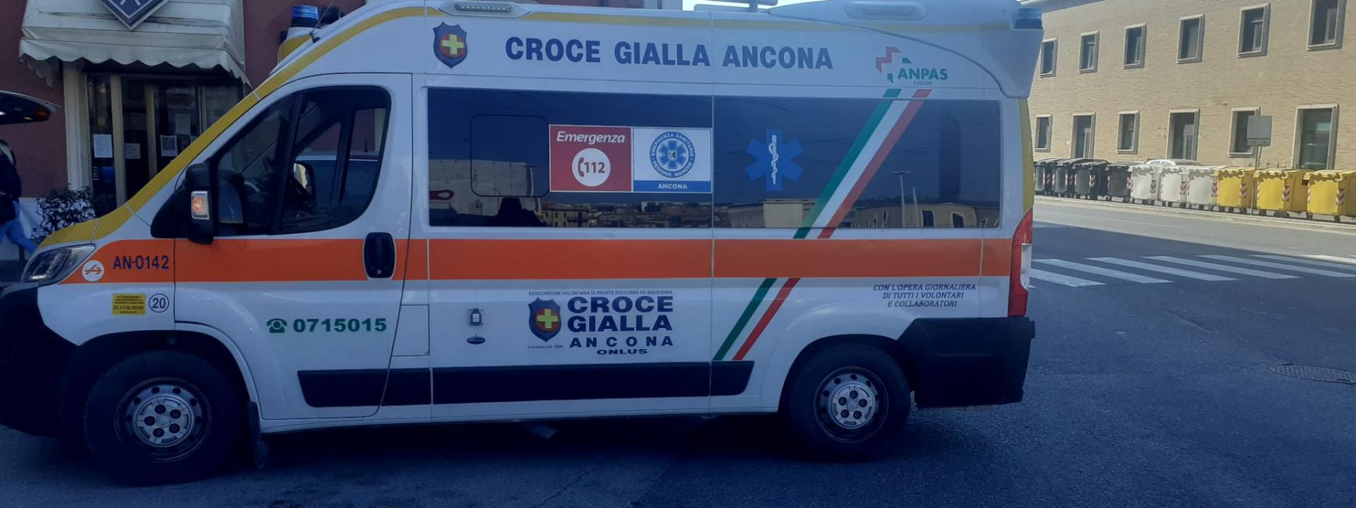 Marche - Manovra azzardata davanti alla stazione, centrato uno scooter: 25enne in ospedale