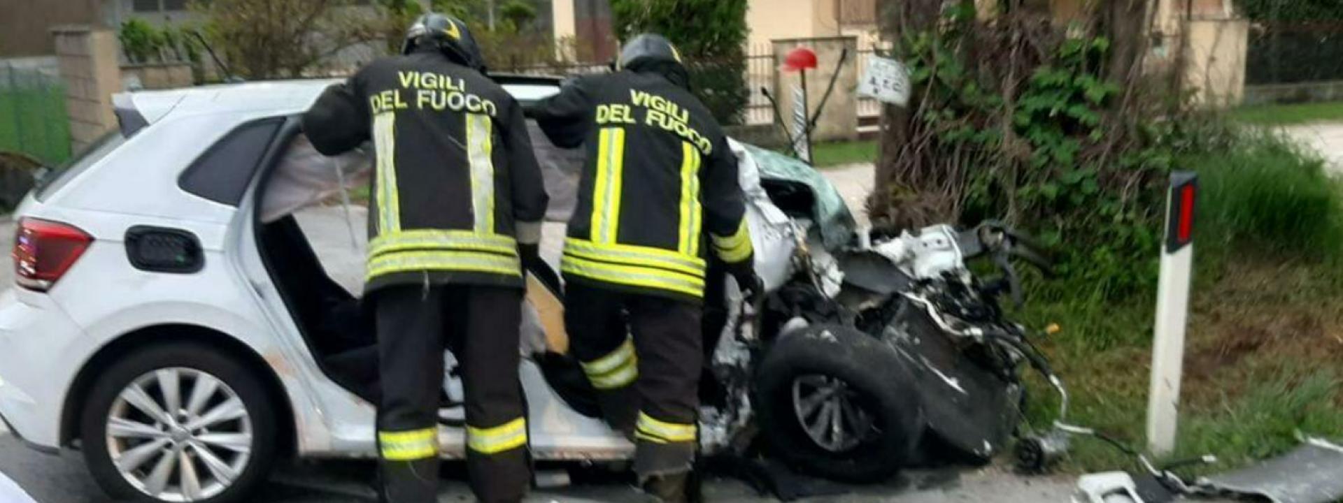 Tragedia all'alba: l'auto finisce fuori strada, muore ragazza 23enne seduta sul sedile posteriore