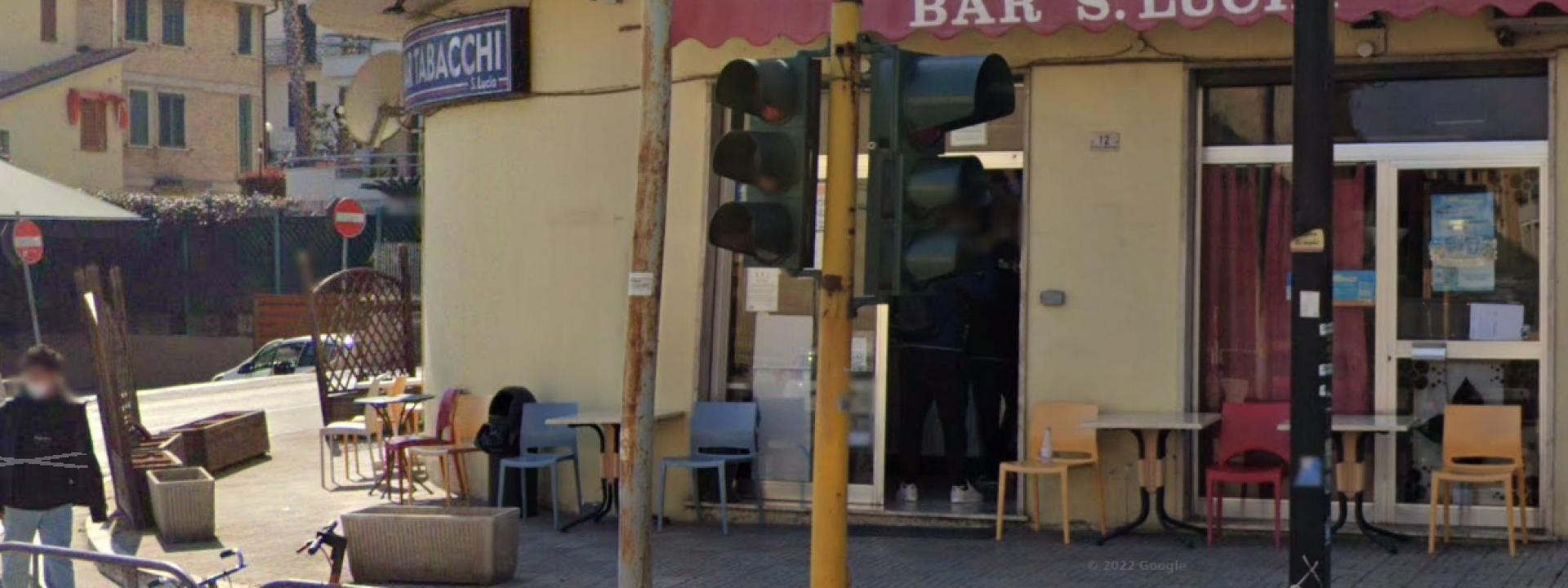 Marche - Follia al bar: minaccia la barista per farsi dare 100 euro, poi ferisce un cliente con una bottiglia rotta