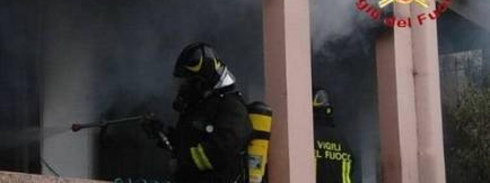 Marche - Un corto circuito scatena l'incendio nella casa di campagna: sfiorata la tragedia