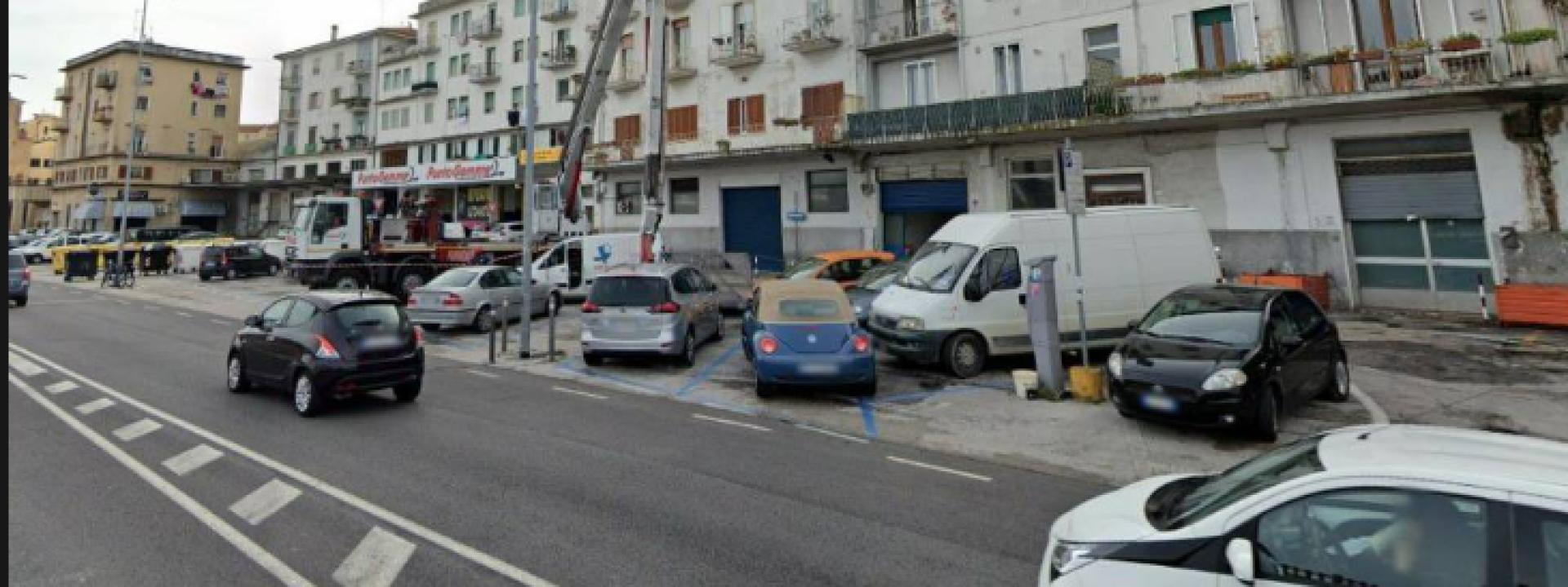 Marche - Esce di casa e si trova a camminare in mezzo alla strada: bimbo salvato dai carabinieri