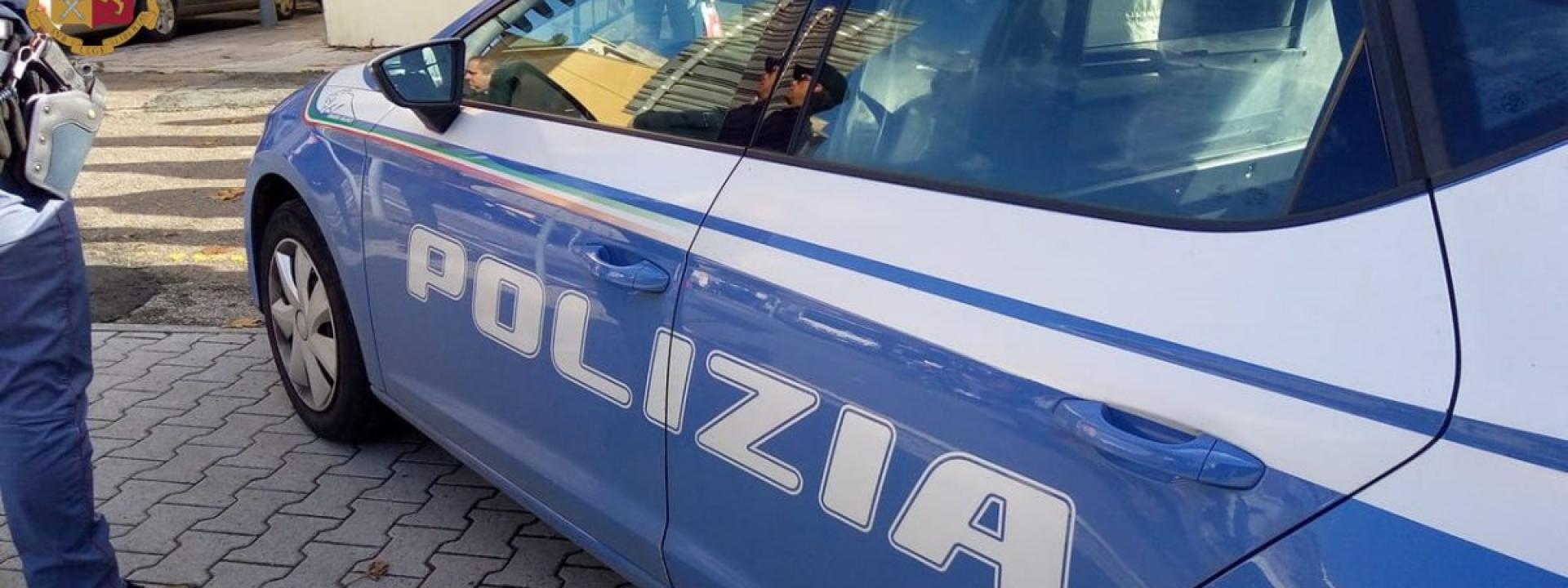 Marche - Spintona la moglie facendola cadere dalle scale, poi la picchia: denunciato 45enne