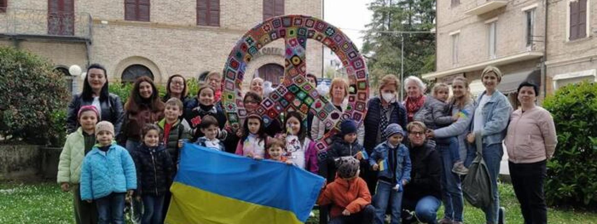 Marche - A Sarnano un monumento alla pace fatto tutto all'uncinetto