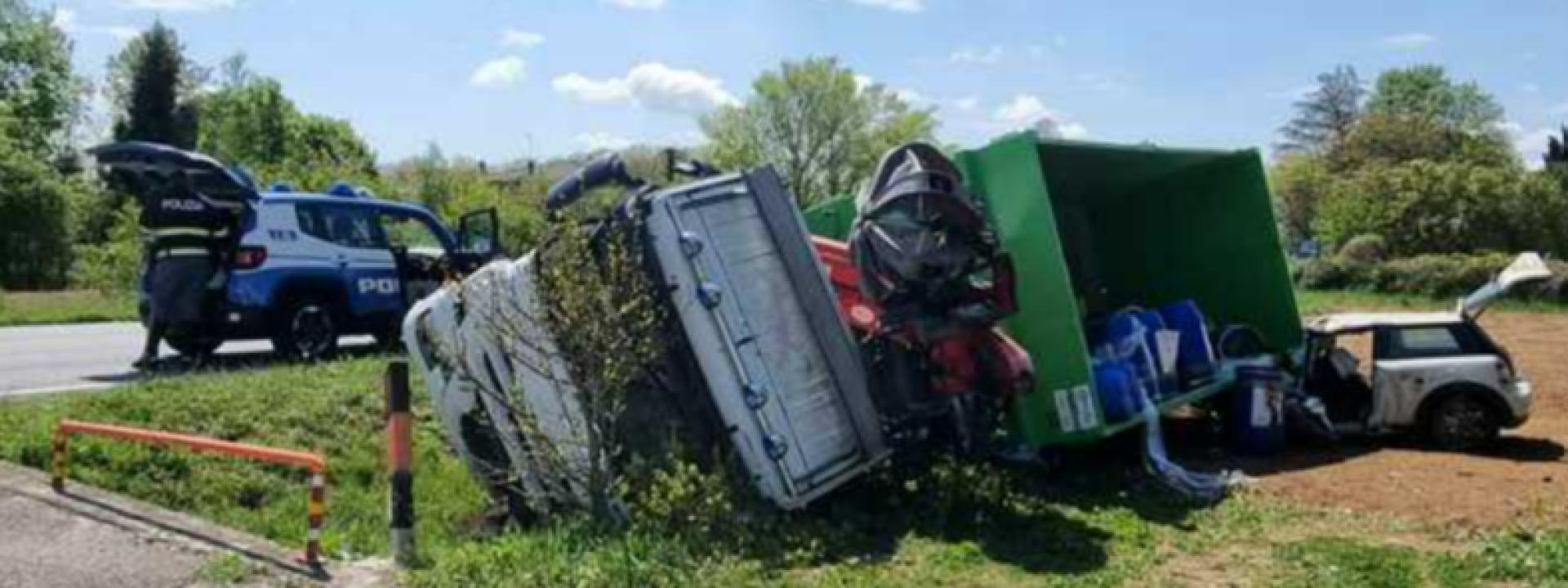 Si schianta con la Mini contro un camion: Chiara muore a 22 anni