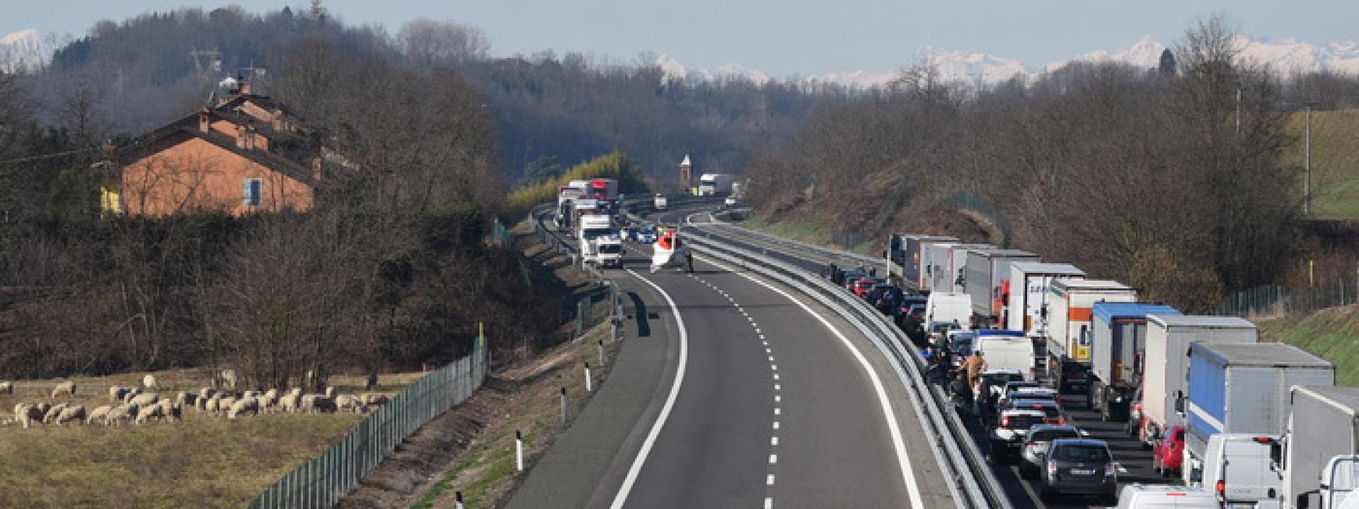 Tragico tamponamento in autostrada: muoiono padre di 45 e figlio di 11 anni