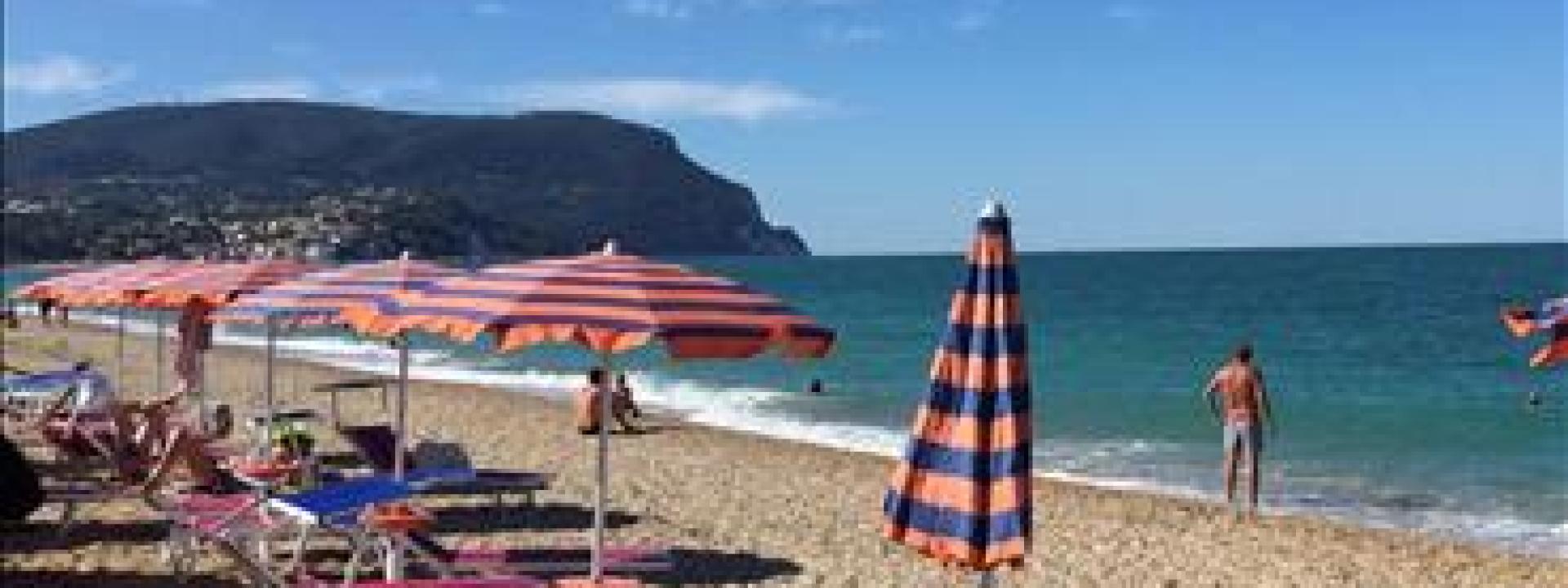 Marche - Stessa spiaggia, stesso mare: parte la prima stagione balneare senza restrizioni Covid