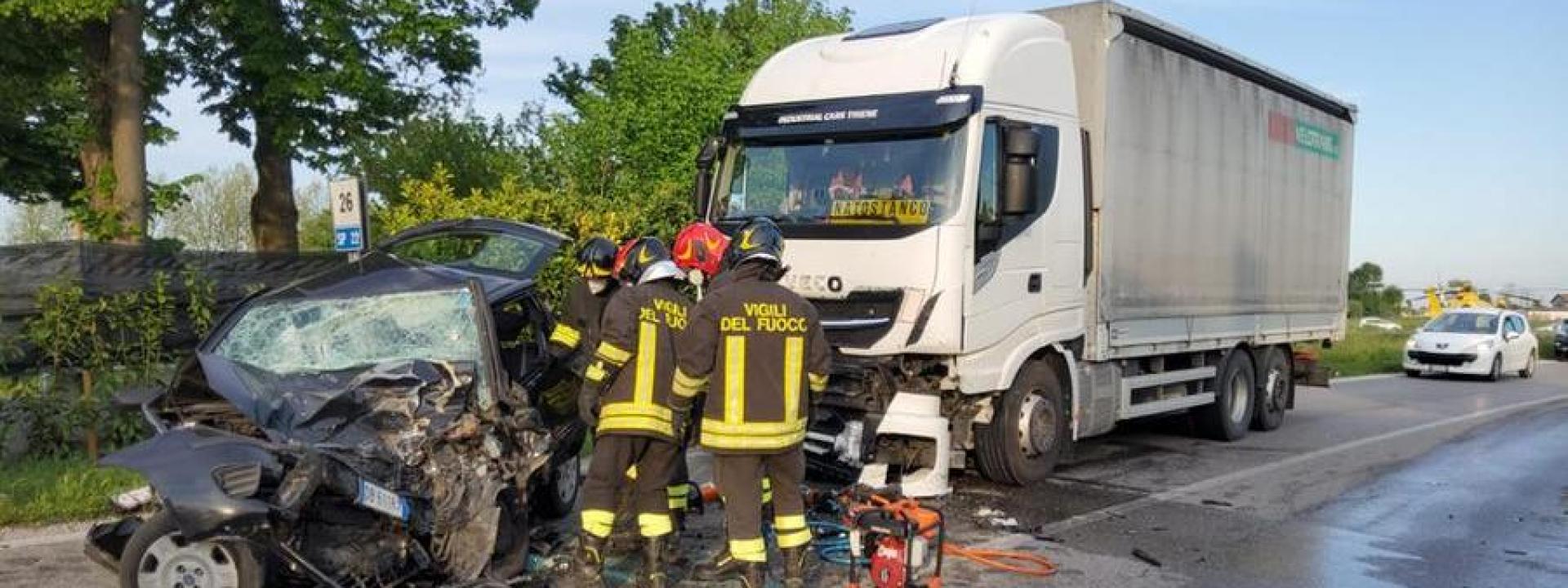 Tragico frontale auto  - camion: una ventenne muore sul colpo