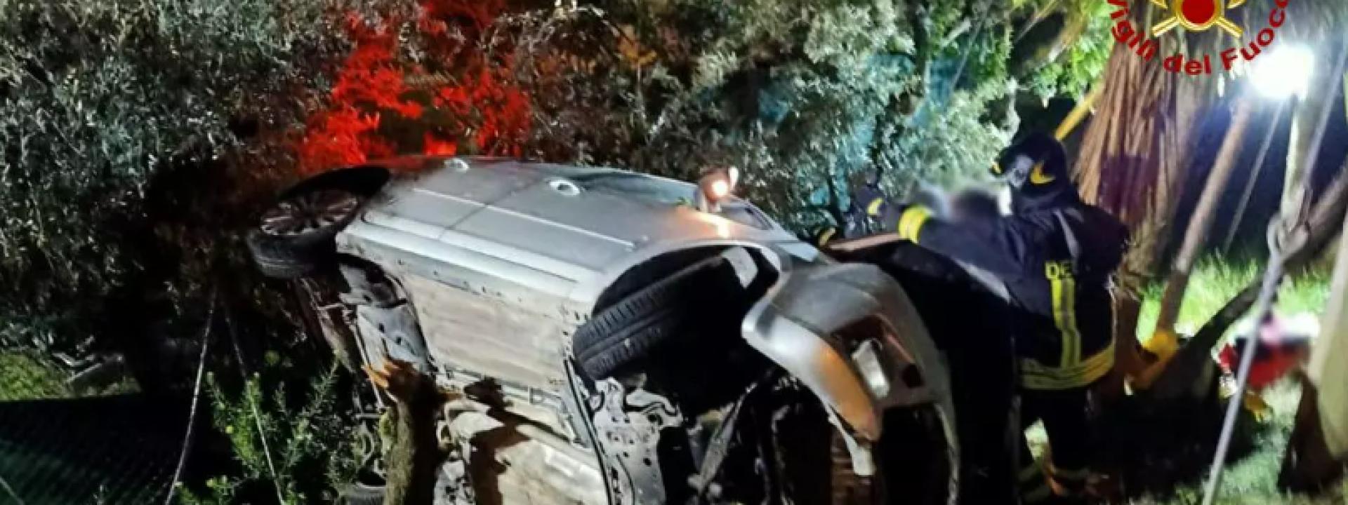 Marche - L'auto sbanda e finisce in un campo: giovane a Torrette in eliambulanza