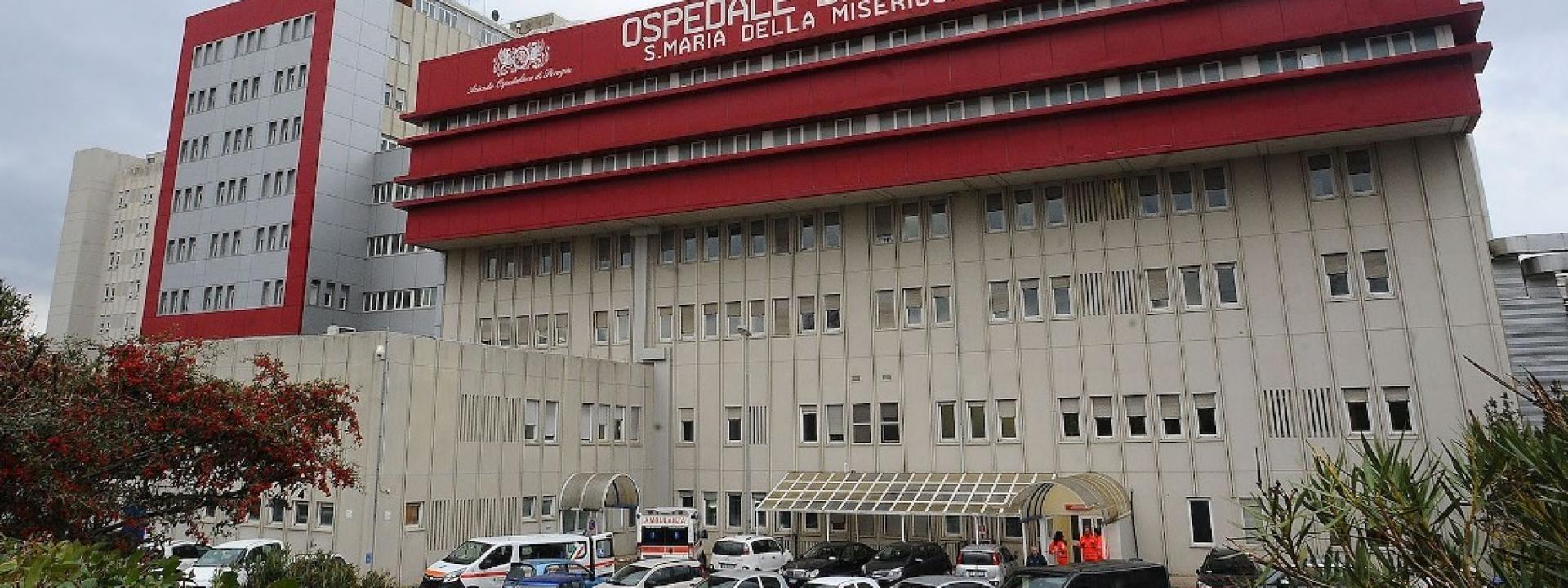 40enne muore in ospedale a Perugia: aveva un ago chirurgico nei bronchi