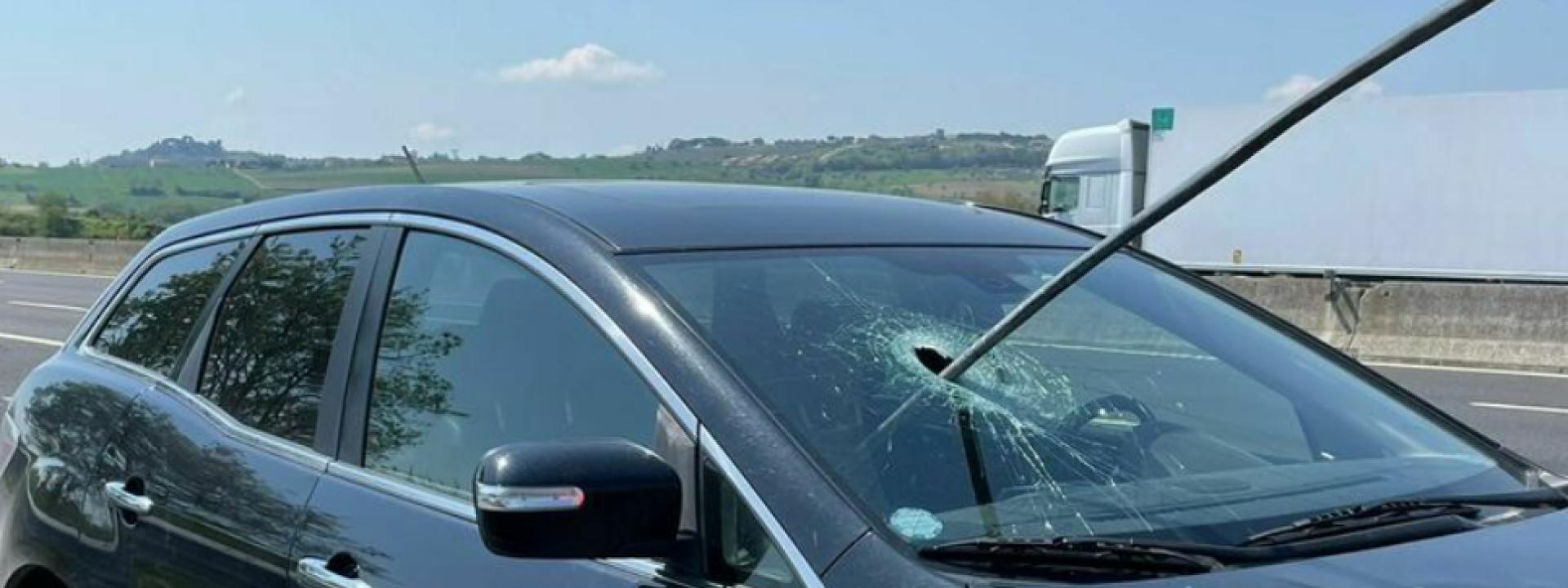 Marche - Una sbarra di ferro vagante si infilza nel parabrezza della macchina in autostrada