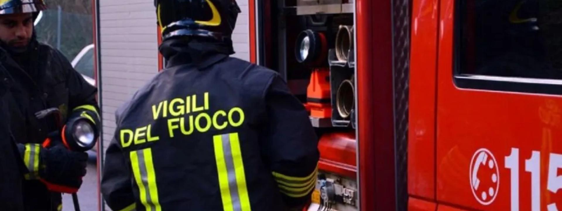 Marche - Cerca di spegnere l'incendio in cucina e rimane ustionato: portato in gravi condizioni a Torrette