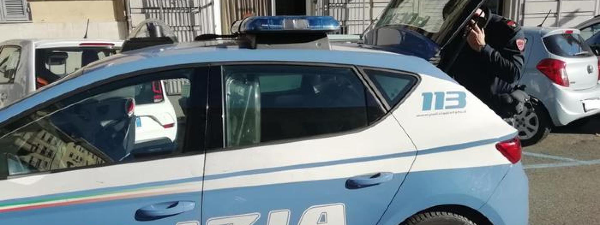 Marche - Spaccio da casa in vestaglia e pantofole: donna in manette