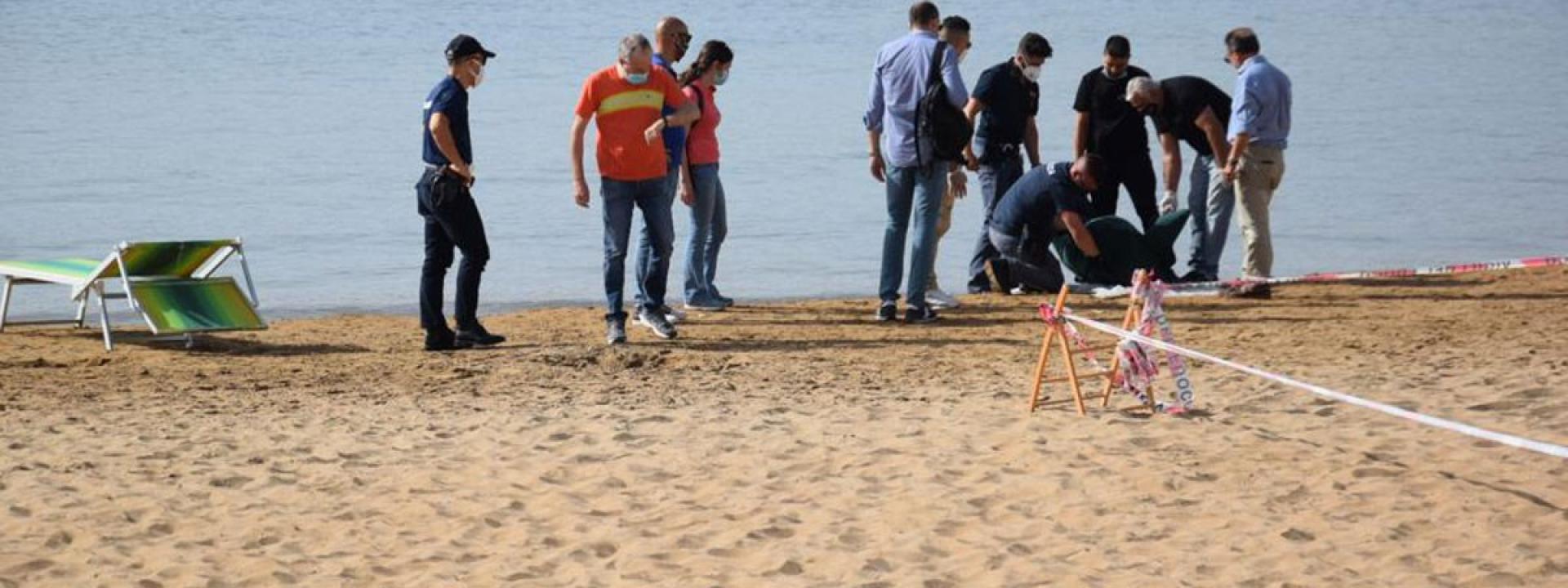 Marche - Trovato un cadavere in spiaggia: si tratta di un uomo sui 40 anni