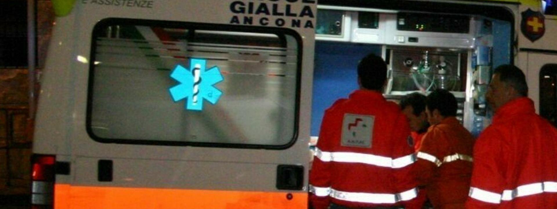 Marche - Pestato in strada, 18enne portato a Torrette