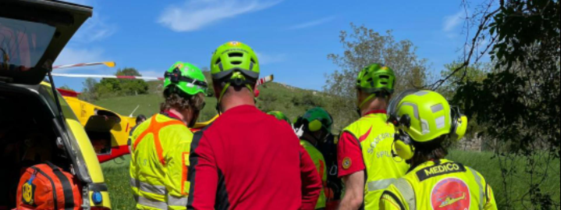 Marche - Accusa un malore sul sentiero, recuperato dal Soccorso Alpino e Speleologico