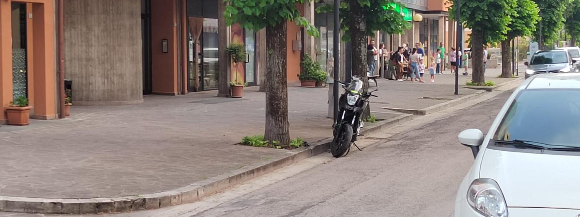 Marche - Perde il controllo della moto e finisce contro un albero: a Tolentino arriva l'eliambulanza