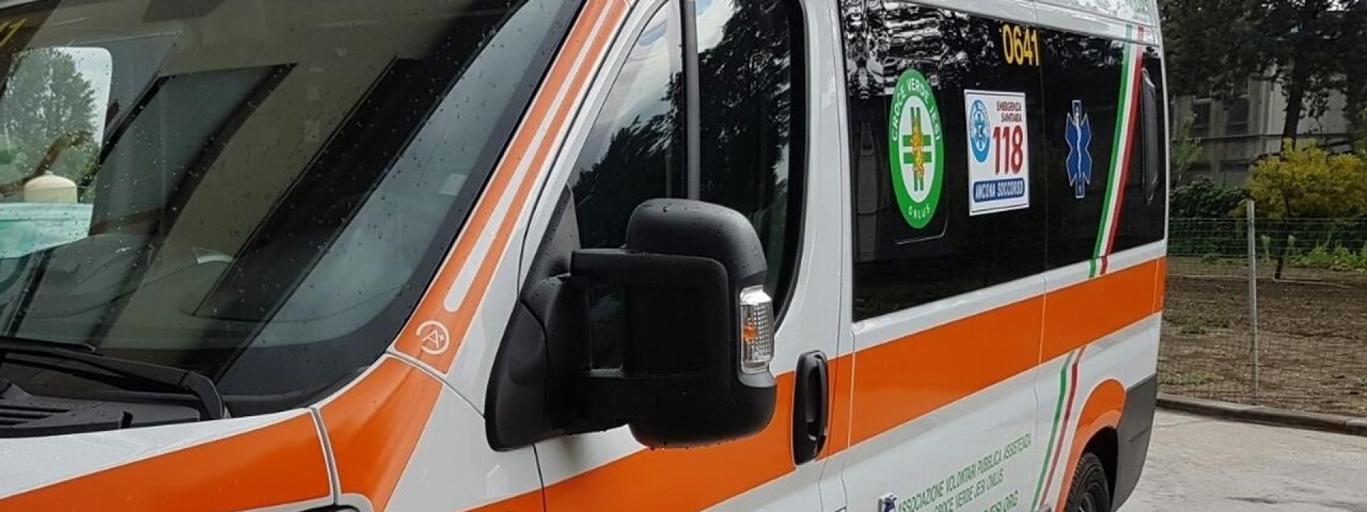 Marche - Si schianta con lo scooter contro un minibus mentre va a pranzo dalla nonna: grave un 17enne