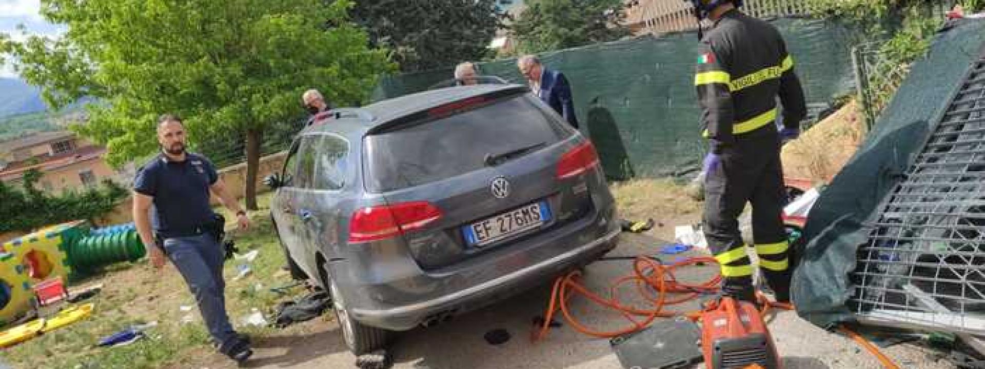 Auto sbanda e piomba nel giardino dell'asilo: quattro bimbi feriti, uno è grave